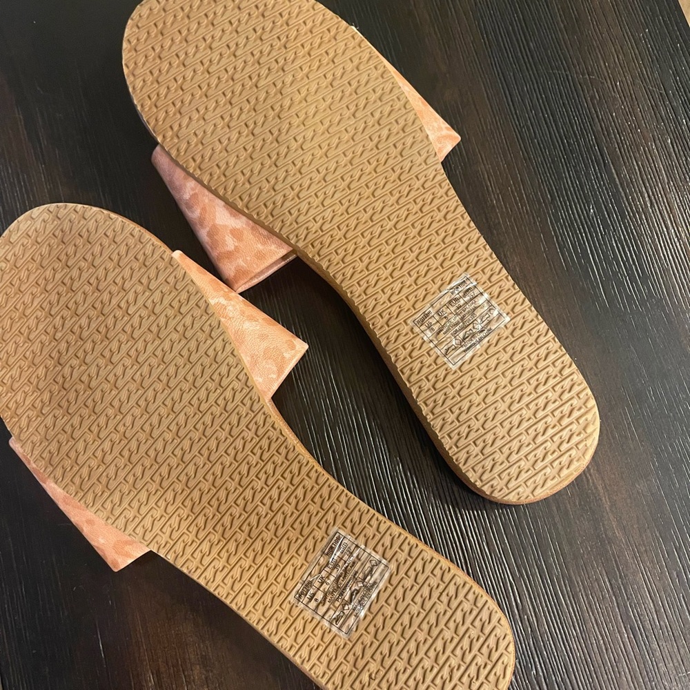 Leopard sandals, size 8, never worn